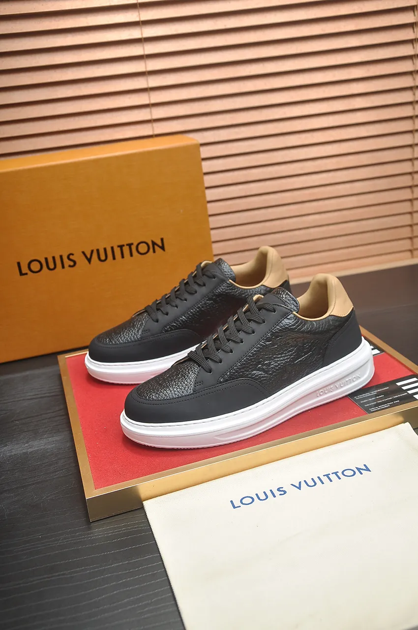 Men's men's shoes 💰640💶Original development, quality shipping, welcome to compare - LV sneaker series sports shoes introduce the loose silhouette of the ready-to-wear series into the spring and summer men's wear shows and make an eye-catching appearance. The cow leather upper is combined with rough fabric laces, and colorful beading highlights the brand's classic elements. LV letters mark the tongue and Monogram floral outsole. Mixed materials Made of top-grain cowhide, thick shoelace design, large Monogram print on the side, mesh lining and cotton feet, the comfort is as extreme as ever, premium heritage, quality first, worth owning! Size: Men’s 38-45 (45 is custom-made and cannot be returned or exchanged)
